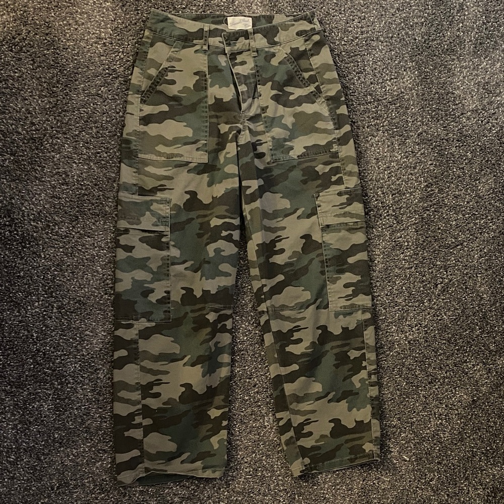Universal Thread Women's High Rise Camo Cargo Jeans — Green/Olive